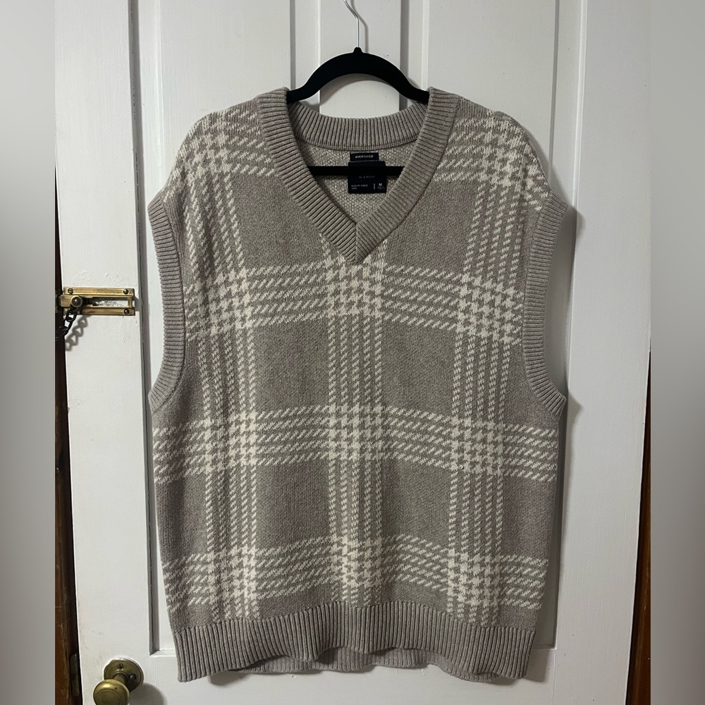 Abercrombie & Fitch Men’s Oversized Sweater vest, medium , Oatmeal Plaid